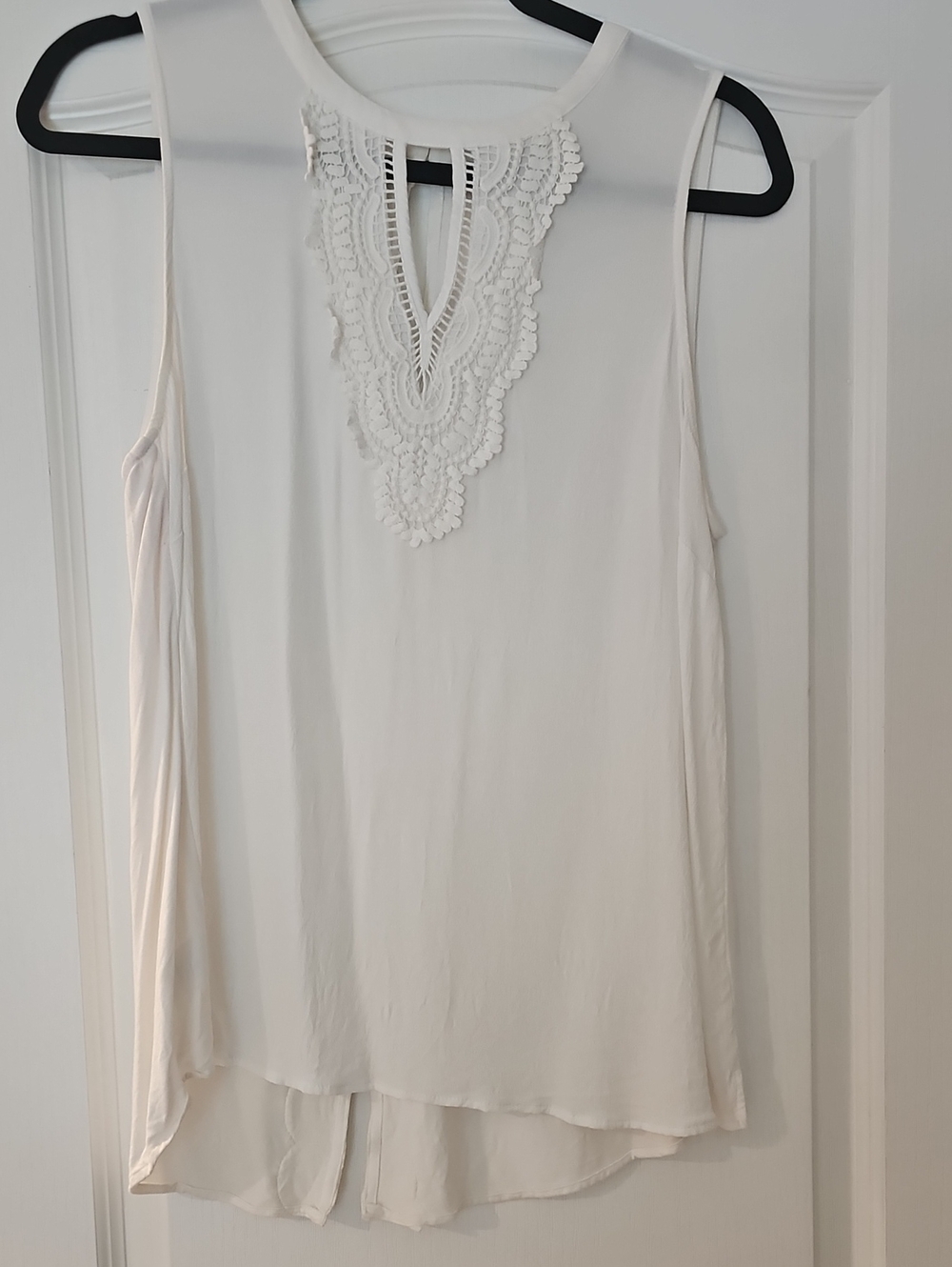 Daniel Rainn White Crochet Yoke Sleeveless Camisole